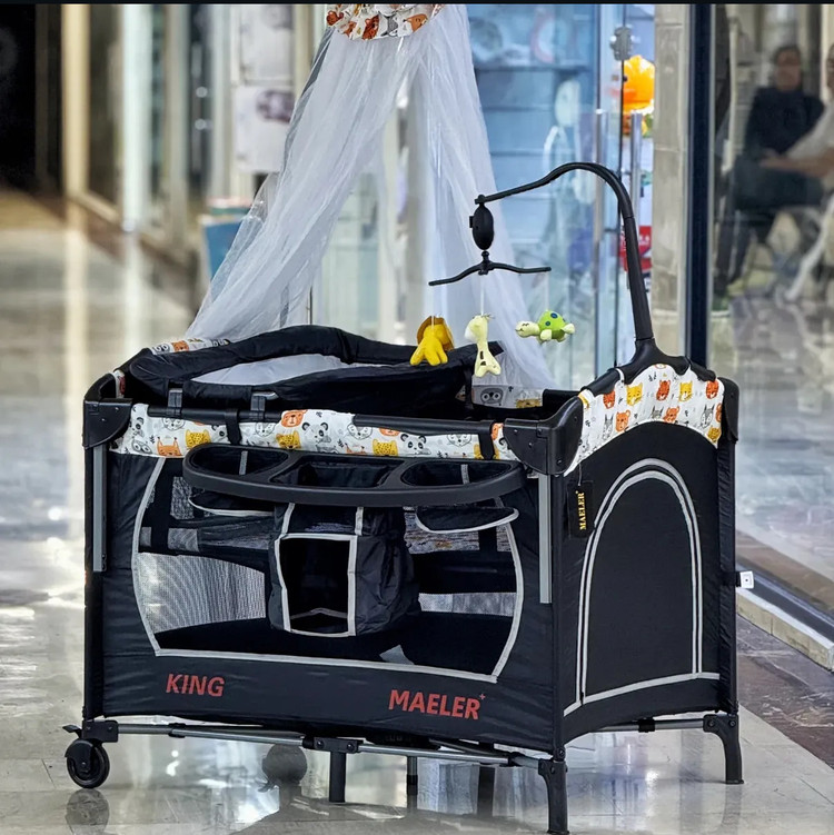 تخت کنار مادر مایلر