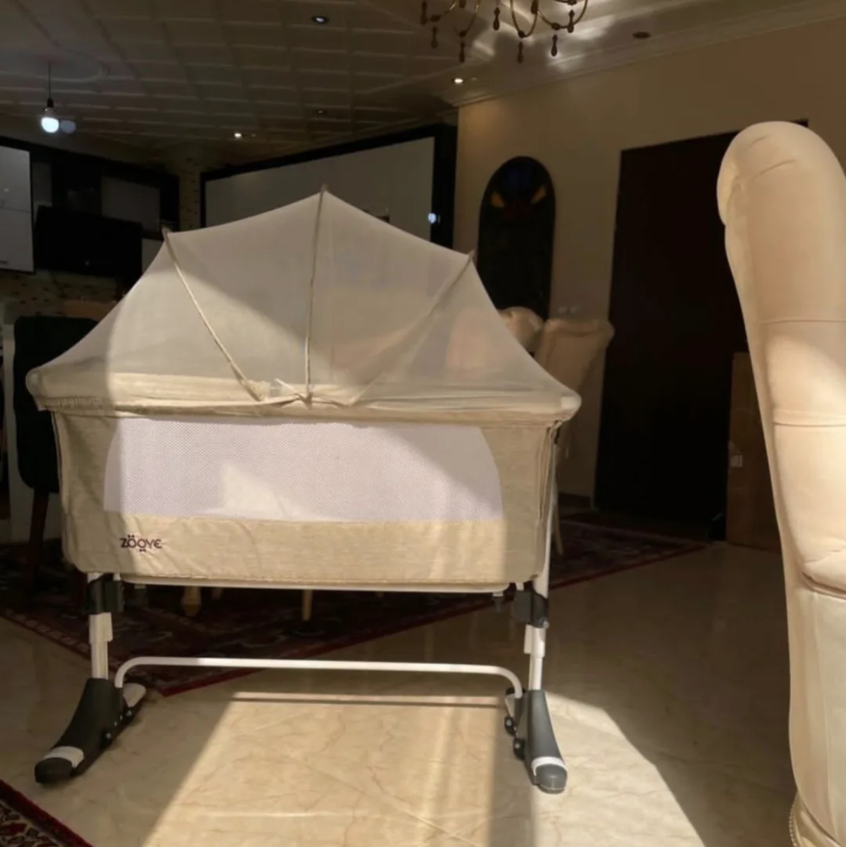 تخت کنار مادر زویه