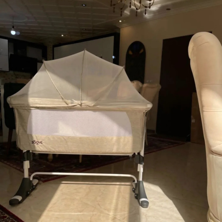 تخت کنار مادر زویه