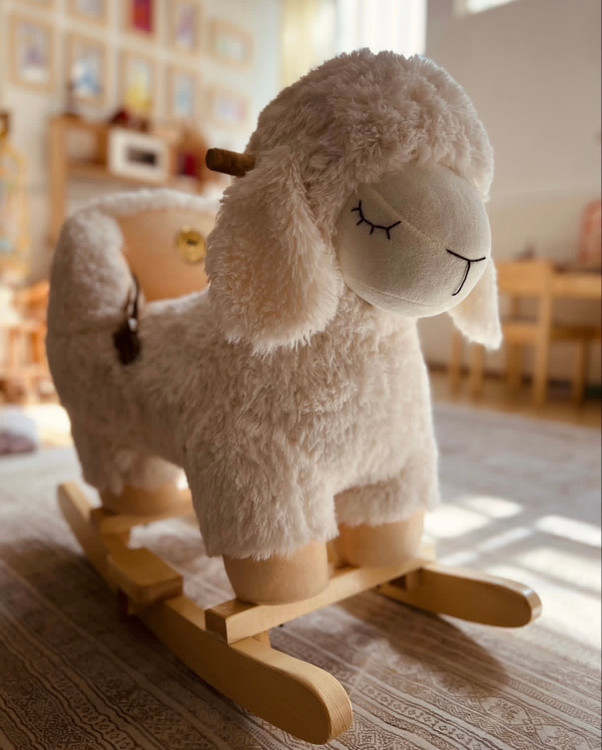 راکر عروسکی با پای چوب راش و پارچه پولیشی ضد حساسیت و دسته چوبی برای بازی کودک – سیسمونی مانینی شاپ