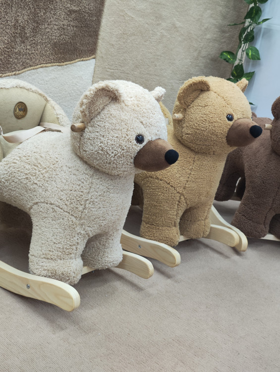 راکر عروسکی با پای چوب راش و پارچه پولیشی ضد حساسیت و دسته چوبی برای بازی کودک – سیسمونی مانینی شاپ