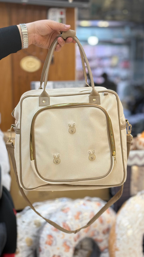 ساک لوازم نوزاد دوشی چرم با گلدوزی خرگوش برند Arina Room