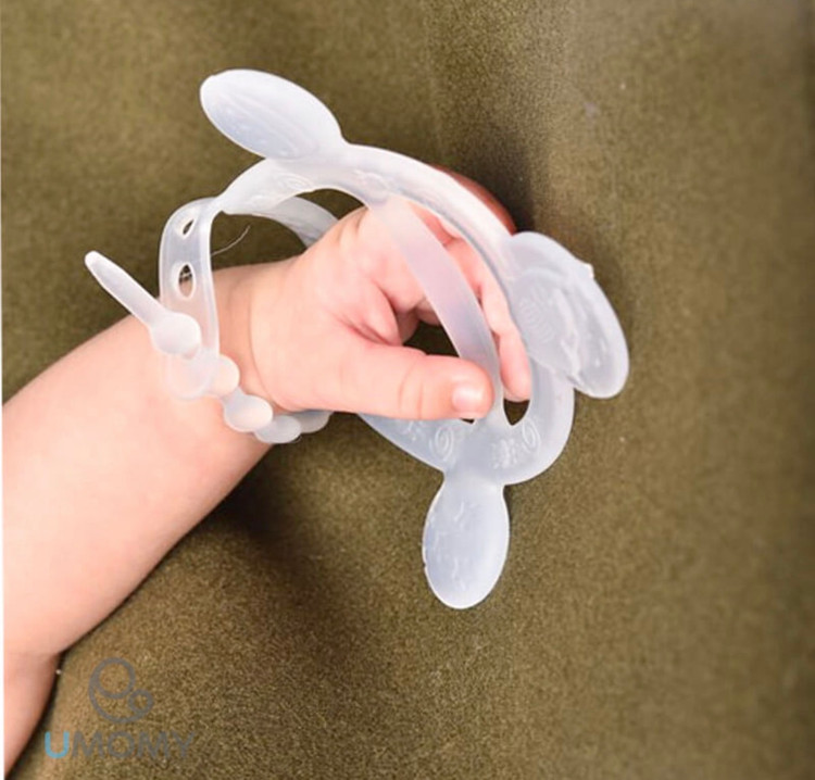 دندانگیر سیلیکونی مدل مچبند برند یومامی UMOMY