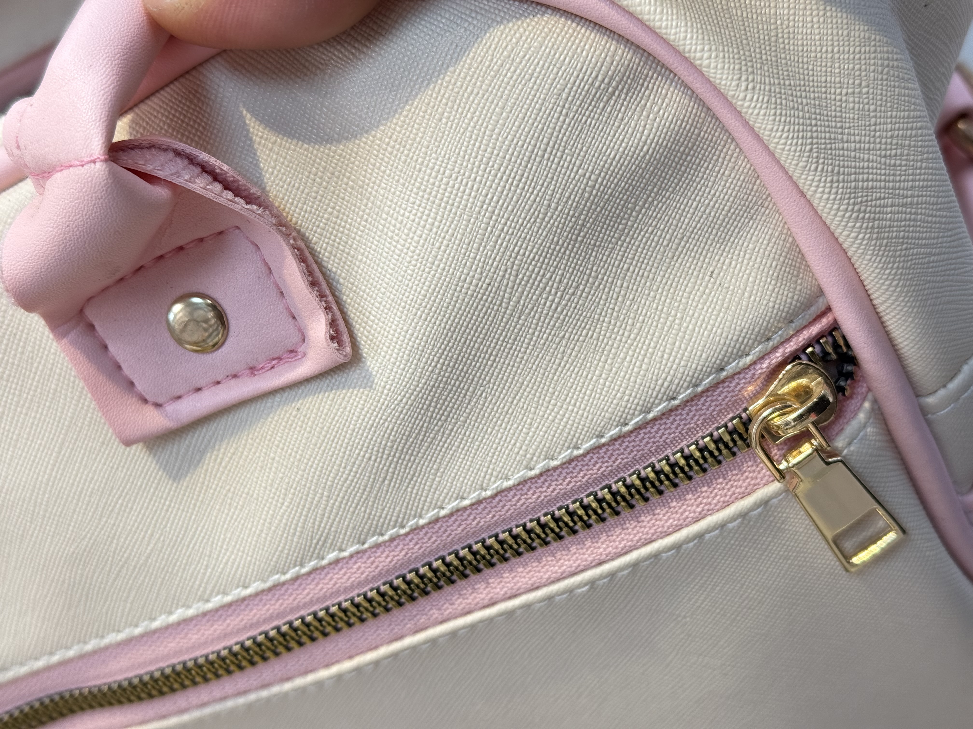 ساک لوازم نوزاد دوشی چرم با گلدوزی قلب برند Arina Room