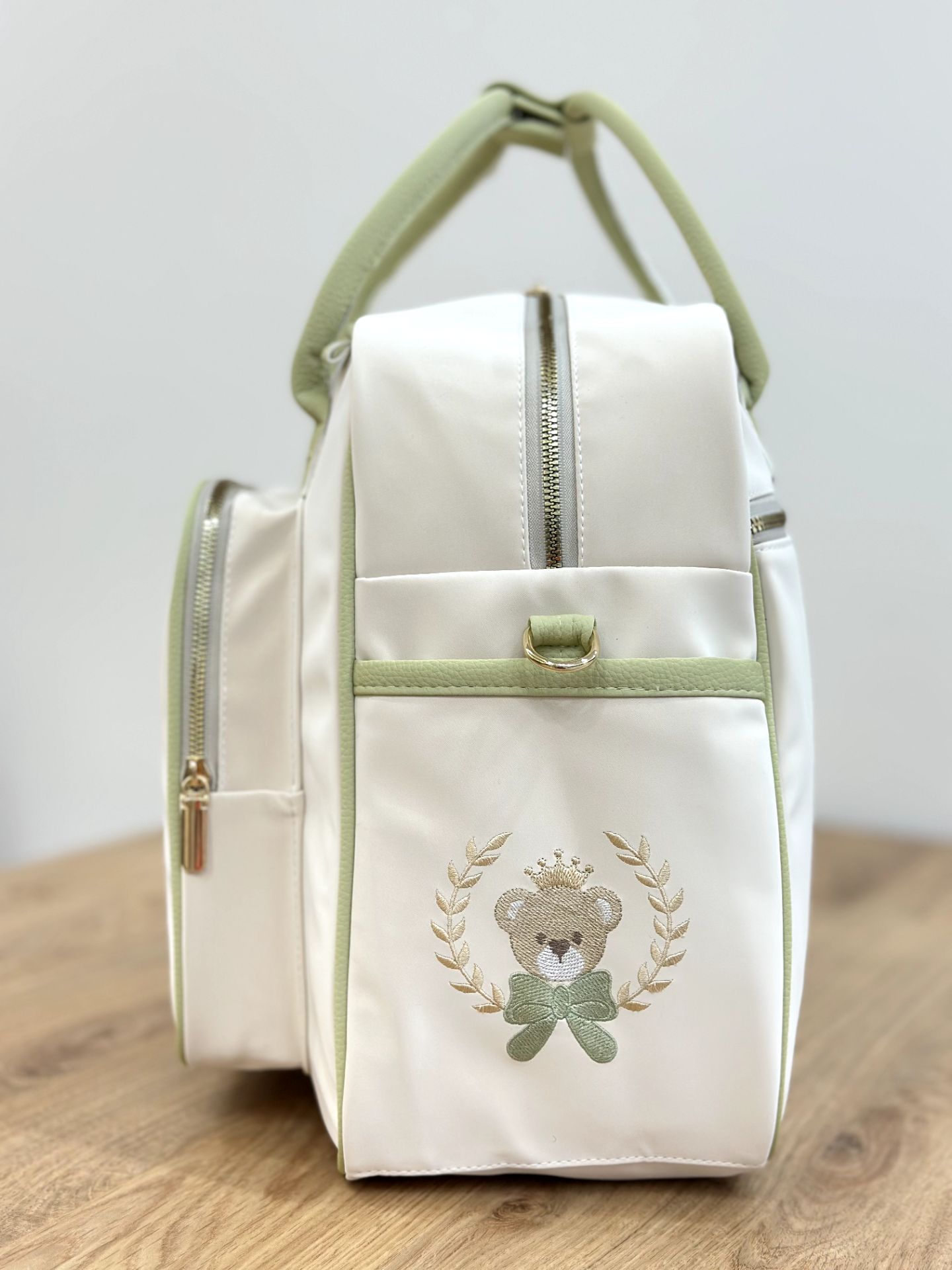 ساک لوازم نوزاد دوشی چرم با گلدوزی تدی تاجدار برند Arina Room