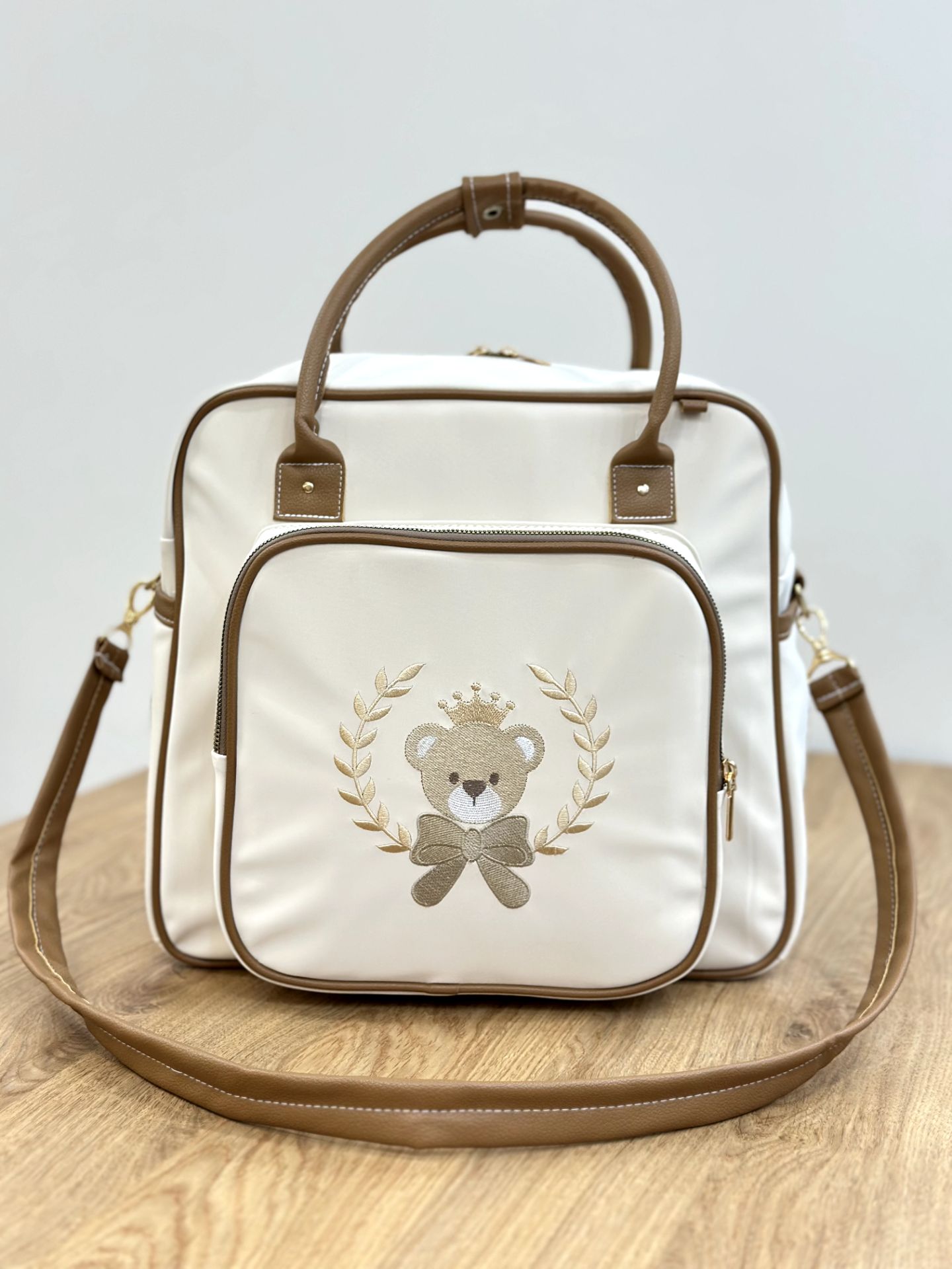 ساک لوازم نوزاد دوشی چرم با گلدوزی تدی تاجدار برند Arina Room