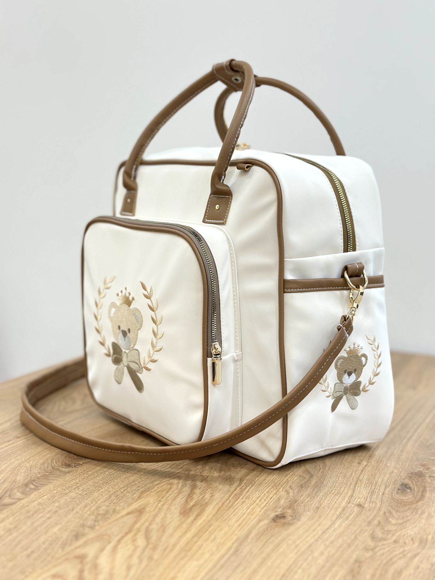 ساک لوازم نوزاد دوشی چرم با گلدوزی تدی تاجدار برند Arina Room