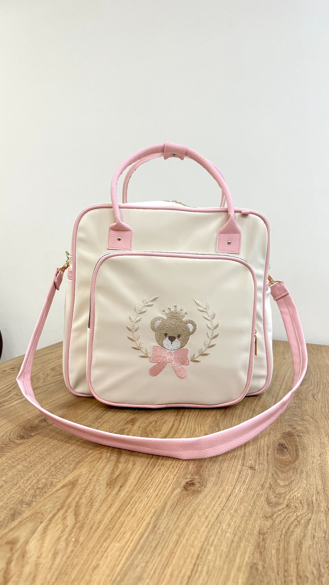 ساک لوازم نوزاد دوشی چرم با گلدوزی تدی تاجدار برند Arina Room