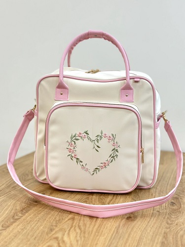 ساک لوازم نوزاد دوشی چرم با گلدوزی قلب برند Arina Room